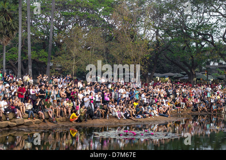 Rassemblement des touristes de photographier le lever du soleil. Angkor Wat. Parc archéologique d'Angkor. Siem Reap. Cambodge Banque D'Images