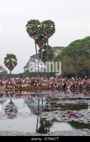 Rassemblement des touristes de photographier le lever du soleil. Angkor Wat. Parc archéologique d'Angkor. Siem Reap. Cambodge Banque D'Images