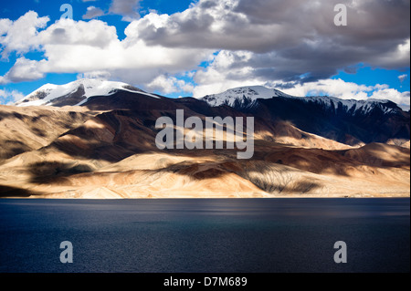 Coucher de soleil au lac Tso Moriri. Altitude 4600 m. Vue sur les montagnes de l'Himalaya paysage. L'Inde, Ladakh Banque D'Images