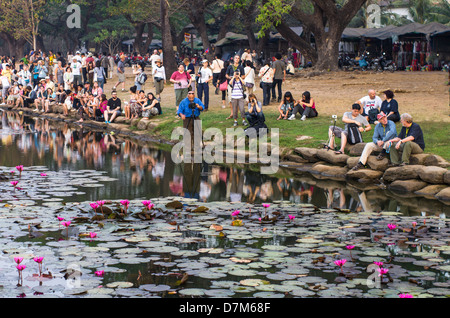 Rassemblement des touristes de photographier le lever du soleil. Angkor Wat. Parc archéologique d'Angkor. Siem Reap. Cambodge Banque D'Images