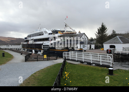 MV Seigneur des Glens sur Caledonian Canal à Corpach Ecosse Avril 2013 Banque D'Images