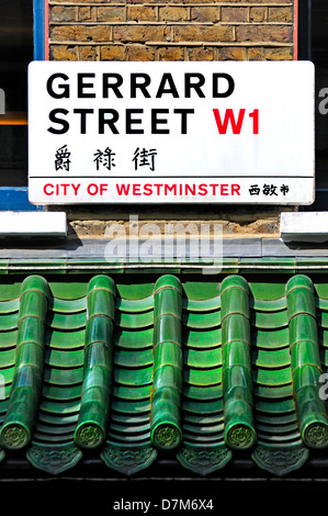 Londres, Angleterre, Royaume-Uni. La rue Gerrard dans China Town. Plaque de rue bilingue Banque D'Images