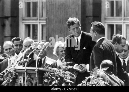 Le président américain John F. Kennedy (m) et le maire de Berlin, Willy Brandt (r) en face de l'hôtel de ville de Schöneberg à Berlin le 26 juin 1963. Avec son légendaire allemand parlé phrase "Ich bin ein Berliner" (je suis un Berliner), Kennedy a exprimé sa solidarité avec les habitants de la ville divisée. Un million et demi de personnes étaient debout à la route alors que le président américain a été conduite à travers les rues de Berlin pour sept heures et demie, ou ils se sont rencontrés en face de l'hôtel de ville de Schöneberg, à écouter le discours de Kennedy. Banque D'Images