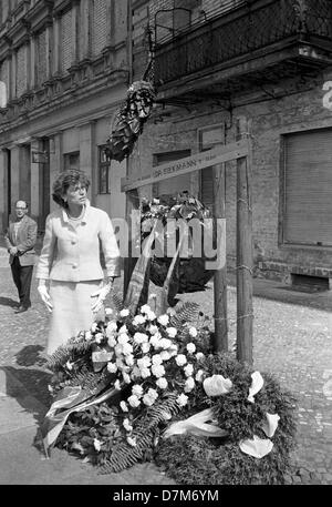 Eunice Shriver soeur du président américain JFK le 26 juin 1963, à Berlin, à l'Ida pour memorial Sieckmann qui s'est tué après avoir sauté hors de son appartement sur la frontière d'Est en Ouest sur Bernauerstsraße street à la partie libre de Berlin. Banque D'Images