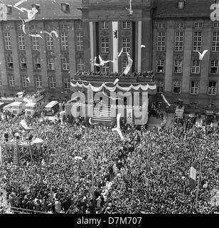 Vue sur la place en face de l'hôtel de ville de Schöneberg Berlin Ouest, où des dizaines de milliers de personnes attendent le 23 juin 1963 pour encourager le président américain John F. Kennedy et le maire Willy Brandt. Banque D'Images