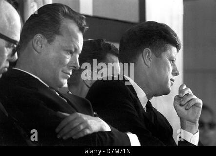 Président américain John F. Kennedy le 26 juin 1963 dans le centre des congrès de syndicats lors d'une réunion à Berlin avec le maire Willy Brandt (l). Banque D'Images