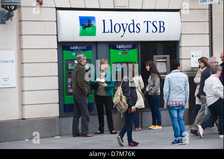 File d'attente à la Lloyds TSB distributeur sur high street, dans le centre-ville d'Exeter, Devon, Angleterre Royaume-uni Banque D'Images