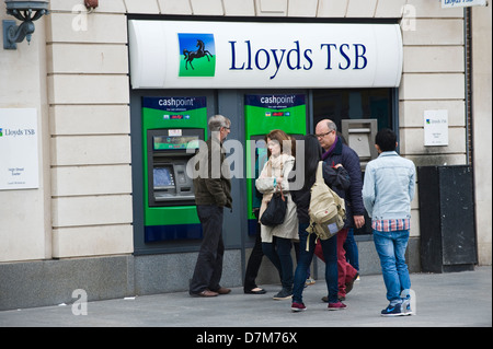 File d'attente à la Lloyds TSB distributeur sur high street, dans le centre-ville d'Exeter, Devon, Angleterre Royaume-uni Banque D'Images