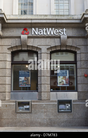 Guichets automatiques de la Banque Natwest sur high street, dans le centre-ville d'Exeter, Devon, Angleterre Royaume-uni Banque D'Images