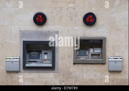 Guichets automatiques de la Banque Natwest sur high street, dans le centre-ville d'Exeter, Devon, Angleterre Royaume-uni Banque D'Images