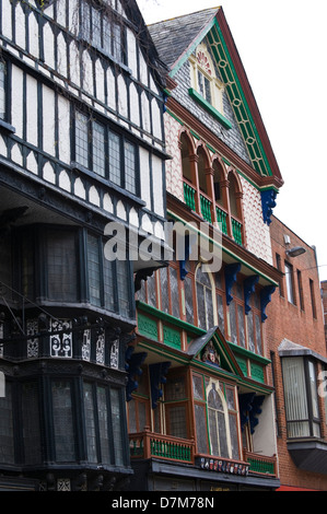 Façade ornée de biens patrimoniaux sur high street, dans le centre-ville d'Exeter, Devon, Angleterre Royaume-uni Banque D'Images