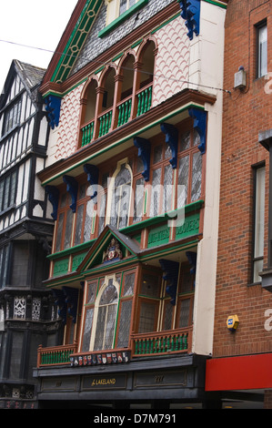 Façade ornée de biens patrimoniaux sur high street, dans le centre-ville d'Exeter, Devon, Angleterre Royaume-uni Banque D'Images