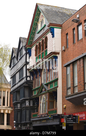 Façade ornée de biens patrimoniaux sur high street, dans le centre-ville d'Exeter, Devon, Angleterre Royaume-uni Banque D'Images