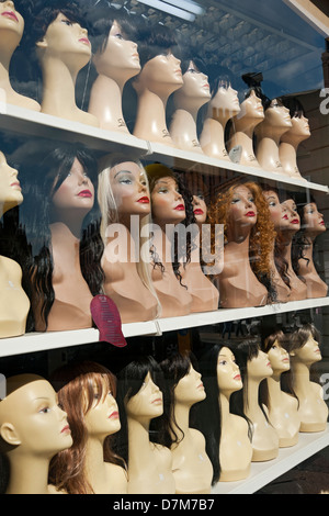 Femmes perruques femmes perruque se trouve sur l'affichage dans la vitrine du magasin Angleterre Royaume-Uni GB Grande-Bretagne Banque D'Images