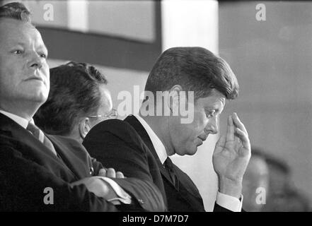 Président américain John F. Kennedy le 26 juin 1963 dans le centre des congrès de syndicats lors d'une réunion à Berlin avec le maire Willy Brandt (l). Banque D'Images