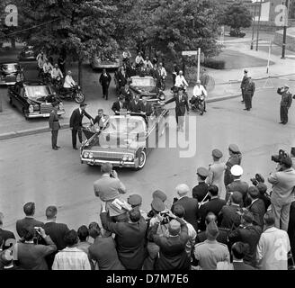 Président américain John F. Kennedy va visiter un point de vue sur le mur de Berlin le 26 juin 1963 accompagné par le maire, Willy Brandt (M) et le chancelier allemand Konrad Adenauer (l). Banque D'Images