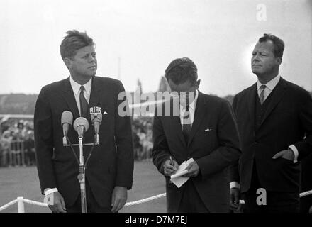 Président américain John F. Kennedy (l) est accueilli après son arrivée sur la section militaire de l'aéroport de Tegel à Berlin le 26 juin 1963. par le maire Willy Brandt (r). Banque D'Images