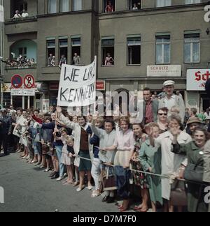 Jubilant habitants de Berlin bordent les rues au cours de président américain John F. Kennedy a visiter. Kennedy, qui sont restés dans la ville divisée, le 26 juin en 1963 pour sept heures et demie, dit la célèbre phrase "Ich bin ein Berliner' lors de son discours devant l'hôtel de ville de Schoeneberg. Banque D'Images