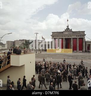 Le président des États-Unis John F. Kennedy visite le Mur de Berlin et de la porte de Brandebourg à Berlin Ouest, l'Allemagne, 26 juin 1963. Banque D'Images