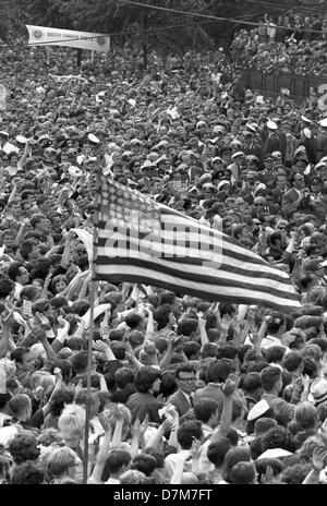 "Ich bin ein Berliner". Foule devant la mairie Schoeneberg pendant le discours historique du président américain John F. Kennedy le 26 juin 1963 à Berlin. Banque D'Images