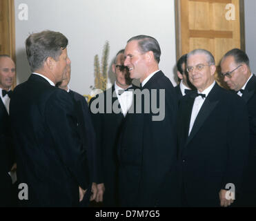 Président américain John F. Kennedy (m) Secrétaire d'état rencontre Karl Carstens (m) et le secrétaire d'état Hans Globke (r) au Palais Schaumburg à Bonn au cours de sa visite en Allemagne en juin 1963. Banque D'Images