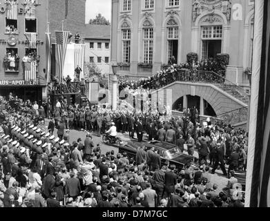 Président des États-Unis John. F. Kennedy sur 23.06. 1963 à l'escalier de la mairie à Bonn au cours de son discours. Beaucoup de gens viennent lui. Après le discours qu'il remplit dans la ville d'or Livre de Bonn. Par la suite il conduit à Hillebrandt à Bad Godesberg. Kennedy va rester et vivre ici jusqu'à 25.06.1963. Banque D'Images