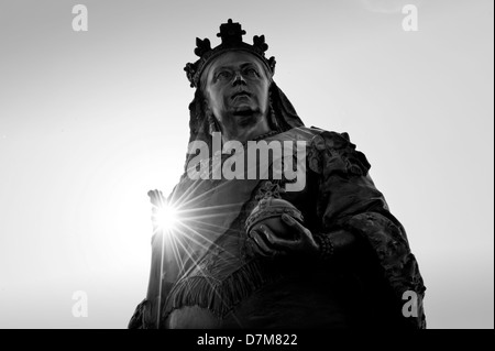 Les Statues de Londres, Angleterre. Octobre 2012 vu ici : la reine Victoria sur le côté nord de Blackfriars Bridge. Banque D'Images