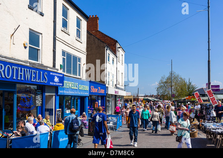 Café, magasins et étals sur la Place du marché, Doncaster, South Yorkshire, Angleterre, Royaume-Uni Banque D'Images