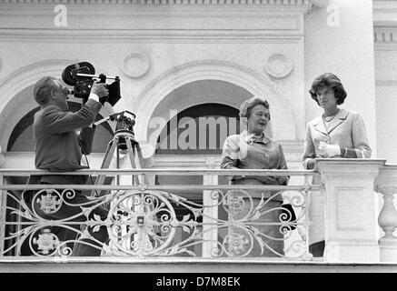 L'épouse du président allemand Wilhelmine Lübke (l) et Eunice Shriver sur le balcon de la Villa Hammerschmidt à Bonn le 23 juin 1963. Banque D'Images