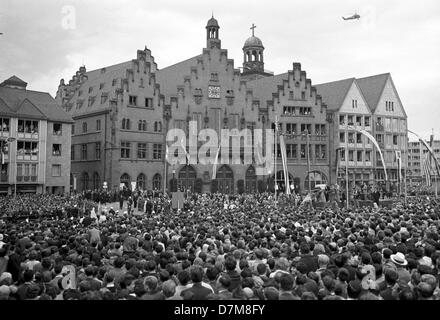 Président américain John F. Kennedy adressée la foule en face de l'Roemer - l'hôtel de ville historique - le 25 juin 1963 à Francfort. Banque D'Images