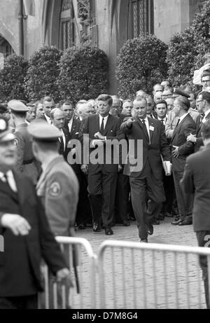 Président américain John F. Kennedy (M) adressée la foule en face de l'Roemer - l'hôtel de ville historique - le 25 juin 1963 à Francfort. Banque D'Images