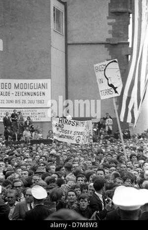 John F. Kennedy adressée la foule en face de l'Roemer - l'hôtel de ville historique - le 25 juin 1963 à Francfort. Banque D'Images