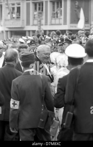 Le vice-chancelier allemand Ludwig Erhard (M). Président américain John F. Kennedy adressée la foule en face de l'Roemer - l'hôtel de ville historique - le 25 juin 1963 à Francfort. Banque D'Images