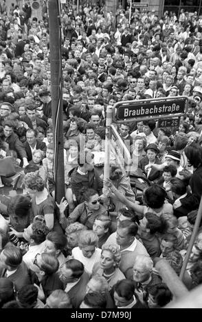 La foule sur le Roemerberg. Président américain John F. Kennedy adressée la foule en face de l'Roemer - l'hôtel de ville historique - le 25 juin 1963 à Francfort. Banque D'Images