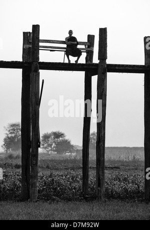 Monk sur le pont U Bein, Amarapura, Mandalay, Birmanie (Myanmar) Banque D'Images