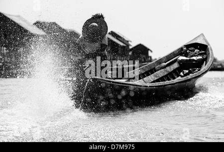 Bateau sur le lac Inle, l'État Shan, en Birmanie (Myanmar) Banque D'Images