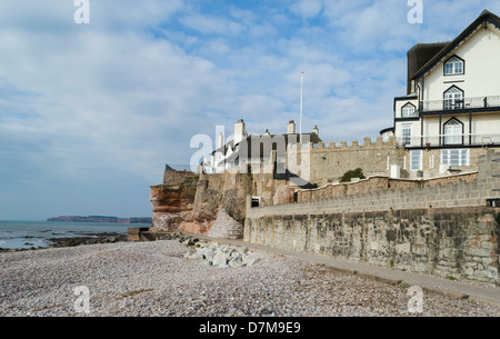 Plage de Sidmouth à la fin de la promenade avec quelques maisons en arrière-plan. Montrant la plage de galets sur une journée ensoleillée Banque D'Images
