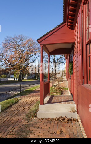 L'objet porte sur une maison de Colonial Williamsburg, Virginie contre un ciel bleu Banque D'Images