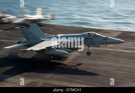 L'US Navy UN F/A-18E Super Hornet atterrit sur le pont du porte-avions USS Nimitz 8 mai 2013 en cours dans l'ouest du Pacifique. Banque D'Images