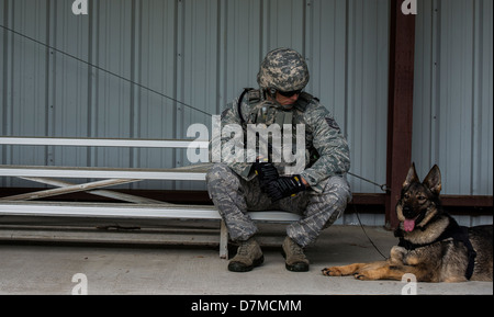 Le sergent de l'US Air Force. Kyle Shaughnessy et Jaga, un enfant de trois ans de travail militaire berger allemand chien, prendre un moment pour se préparer à l'exercice de détection d'odeur 25 Avril, 2013 at Joint Base Charleston, SC. Banque D'Images