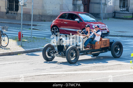 2 hommes au volant d'un cabriolet bleu français Bugatti vintage car Banque D'Images