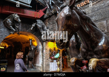 Sculptures de chevaux à l'entrée du tunnel de cheval Market à Camden. Banque D'Images