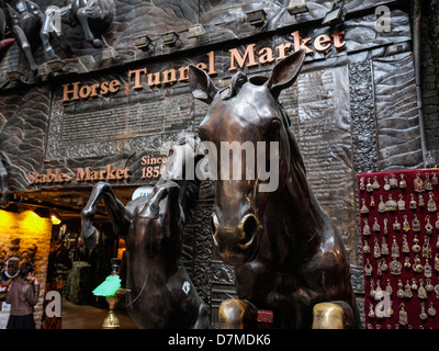 Sculptures de chevaux à l'entrée du tunnel de cheval Market à Camden. Banque D'Images