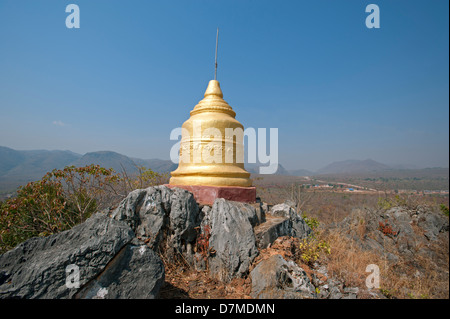 Le temple perché au-dessus de spires Inthein pagoda Inle Lake shan du Myanmar (Birmanie) Banque D'Images