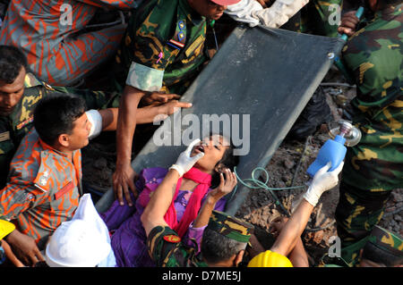 Savar, Dhaka, Bangladesh. 10 mai 2013. Récupérer les sauveteurs du Bangladesh garment worker Reshma du débris d'un à Savar le 10 mai 2013, dix-sept jours après un édifice de huit étages s'est effondré. Le nombre de décès attribuables à l'effondrement du mois dernier d'une usine de vêtements au Bangladesh complexe rose 1000 comme des piles de corps ont été trouvés dans les ruines d'un escalier où les victimes avaient cherché refuge. Photo par leadfoto.com / Alamy Live News Banque D'Images