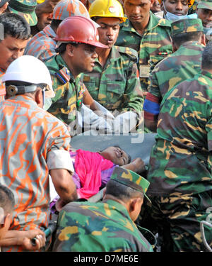 Savar, Dhaka, Bangladesh. 10 mai 2013. Récupérer les sauveteurs du Bangladesh garment worker Reshma du débris d'un à Savar le 10 mai 2013, dix-sept jours après un édifice de huit étages s'est effondré. Le nombre de décès attribuables à l'effondrement du mois dernier d'une usine de vêtements au Bangladesh complexe rose 1000 comme des piles de corps ont été trouvés dans les ruines d'un escalier où les victimes avaient cherché refuge. Photo par leadfoto.com / Alamy Live News Banque D'Images