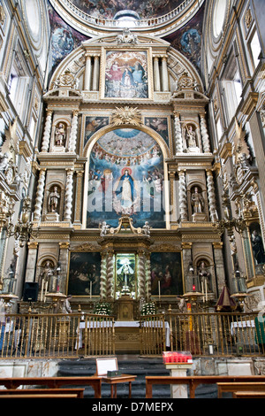 Doré de style Baroque ornementé Saint-sacrement chapelle avec la peinture de la Vierge Marie au centre dans la paroi arrière de la cathédrale de Puebla Mexique Banque D'Images