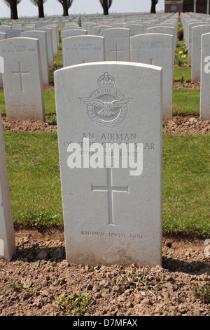 Tombe d'un aviateur inconnu ww1 British H.A.C. Mein Ecoust-St cimetière près d'Arras, France Banque D'Images