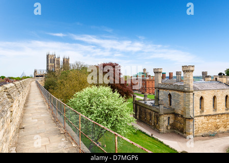 Les murs du château de Lincoln à la vers la cathédrale, Lincoln, Lincolnshire, East Midlands, Royaume-Uni Banque D'Images