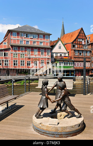 Historique Le Abtsmühle Stintmarkt à Lüneburg avec danse et les enfants de "La vie est belle', Lunebourg, Basse-Saxe, Allemagne Banque D'Images